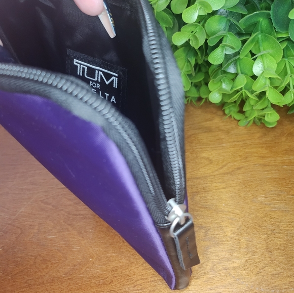 Tumi Corner zip bag - Picture 9 of 10